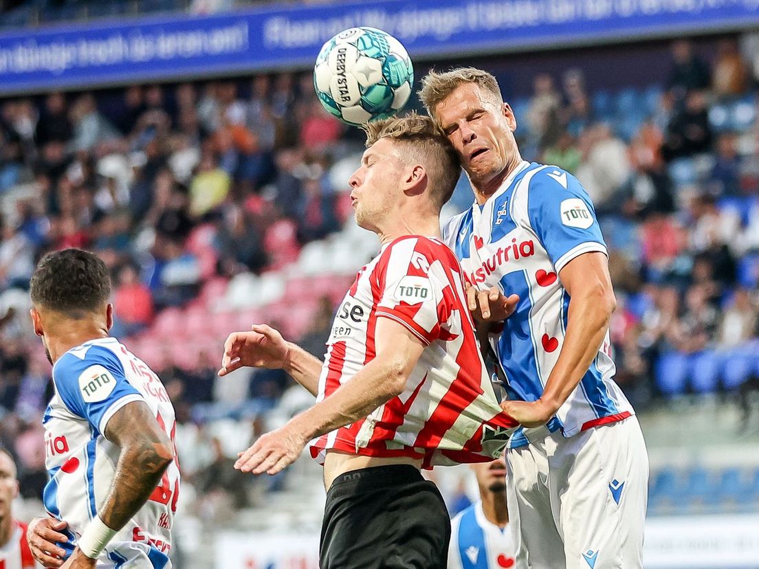 Sparta-spits Tobias Lauritsen gaat het kopduel aan met Heerenveen-verdediger Joost van Aken