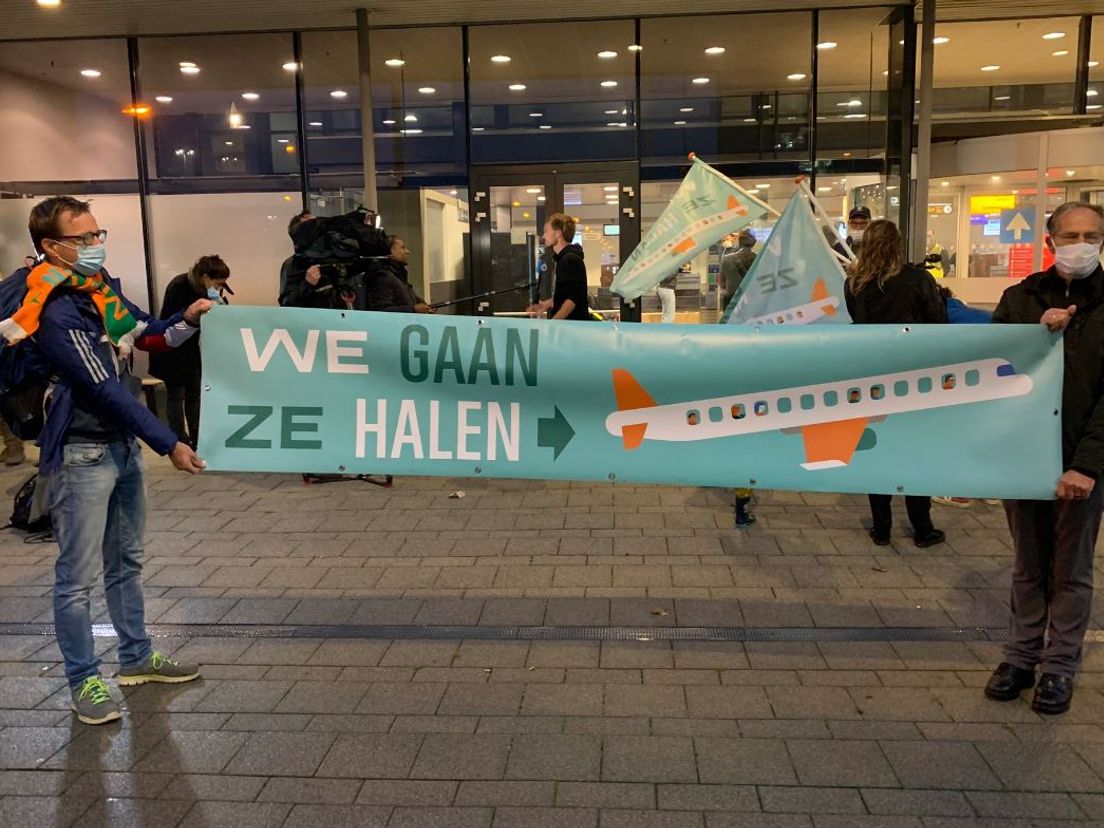 De actiegroep met spandoeken bij vertrek van Rotterdam The Hague Airport