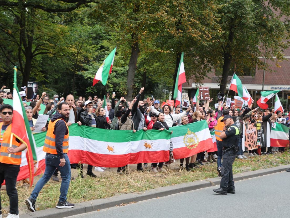 Honderden demonstranten bij Kamergebouw aan Bezuidenhoutseweg tegen regime in Iran