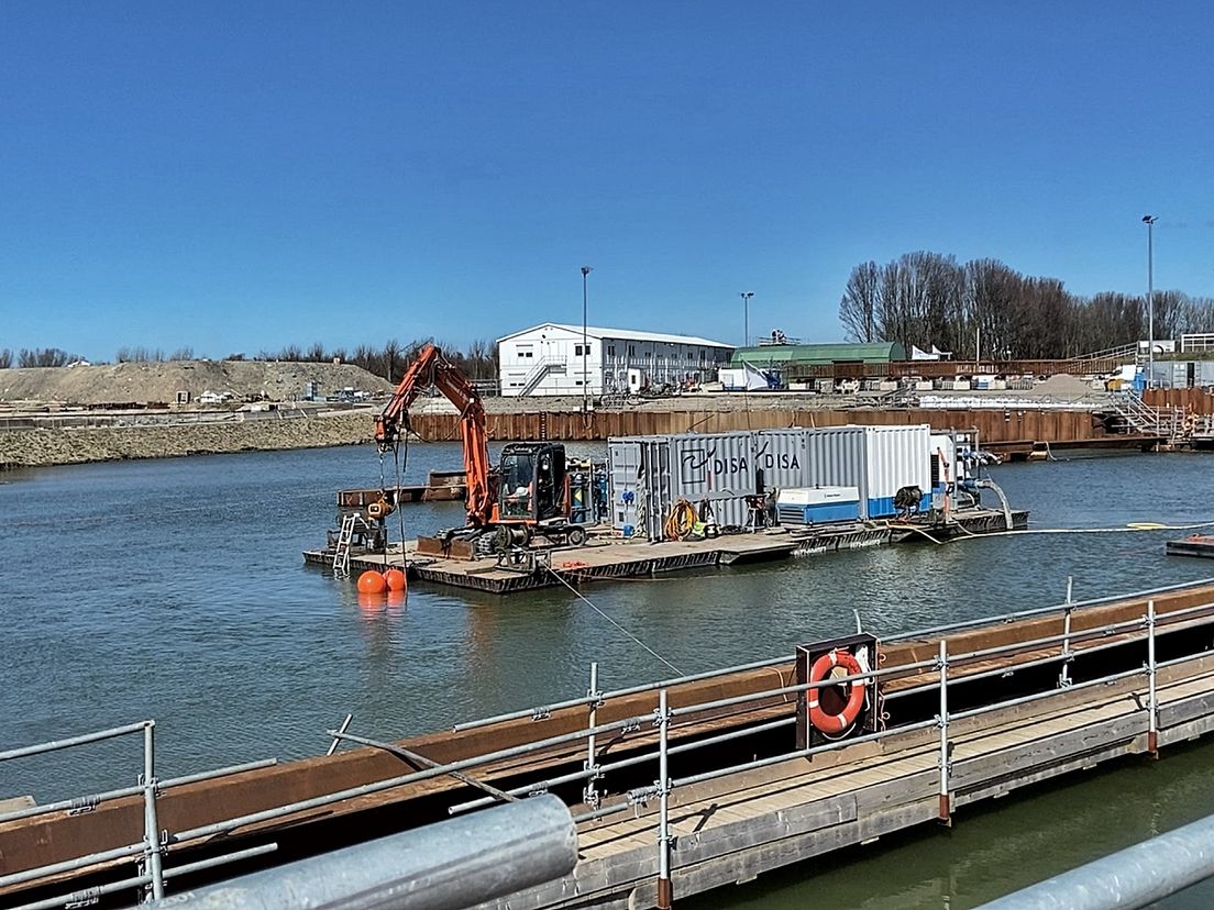 Een tunnelbak van de Blankenburgverbinding vol water
