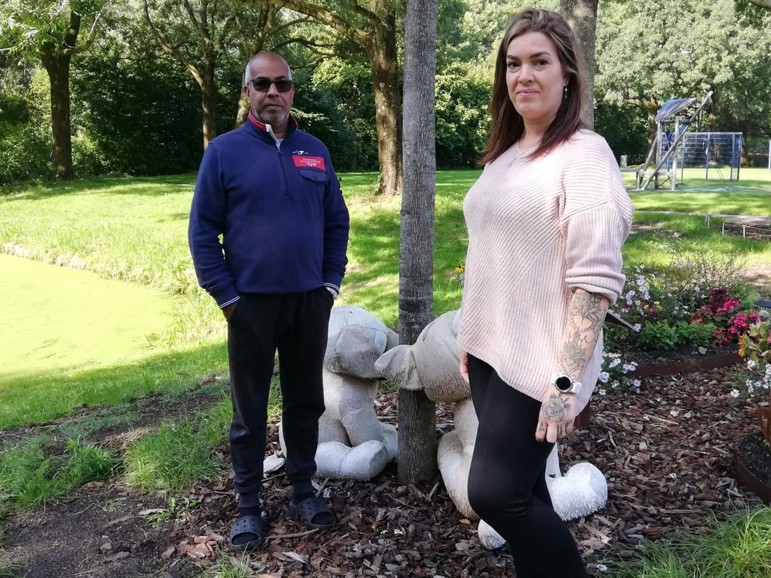 Varies (links) en Nadia (rechts) bij het monument voor Vienna