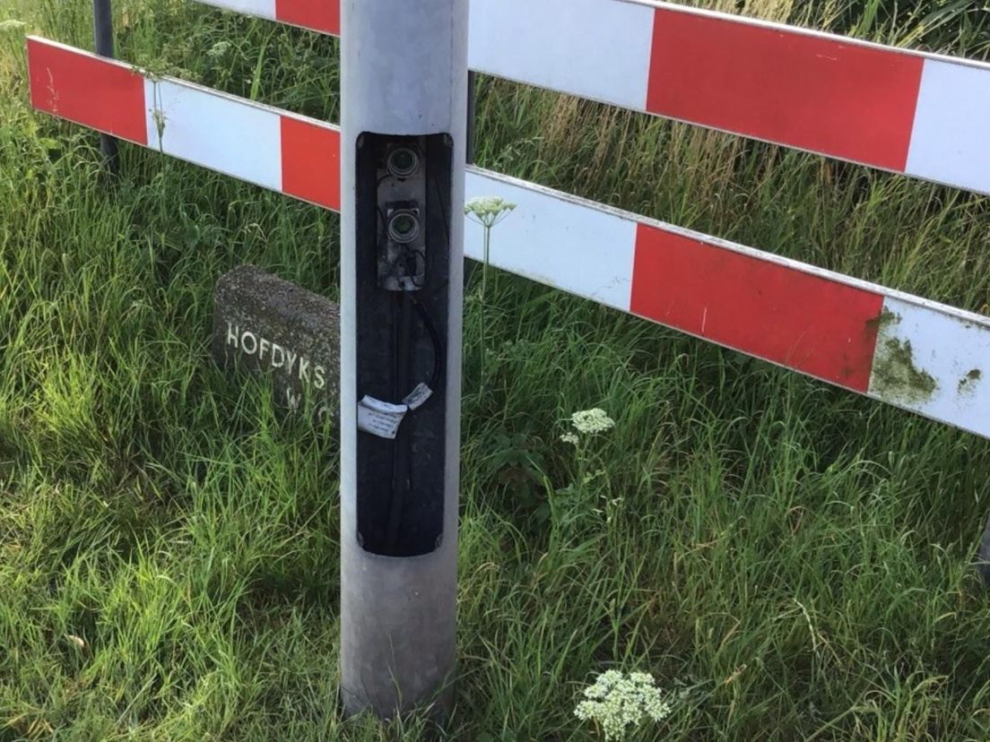 Een van de lantaarnpalen op Goeree-Overflakkee waarvan het luikje is gestolen
