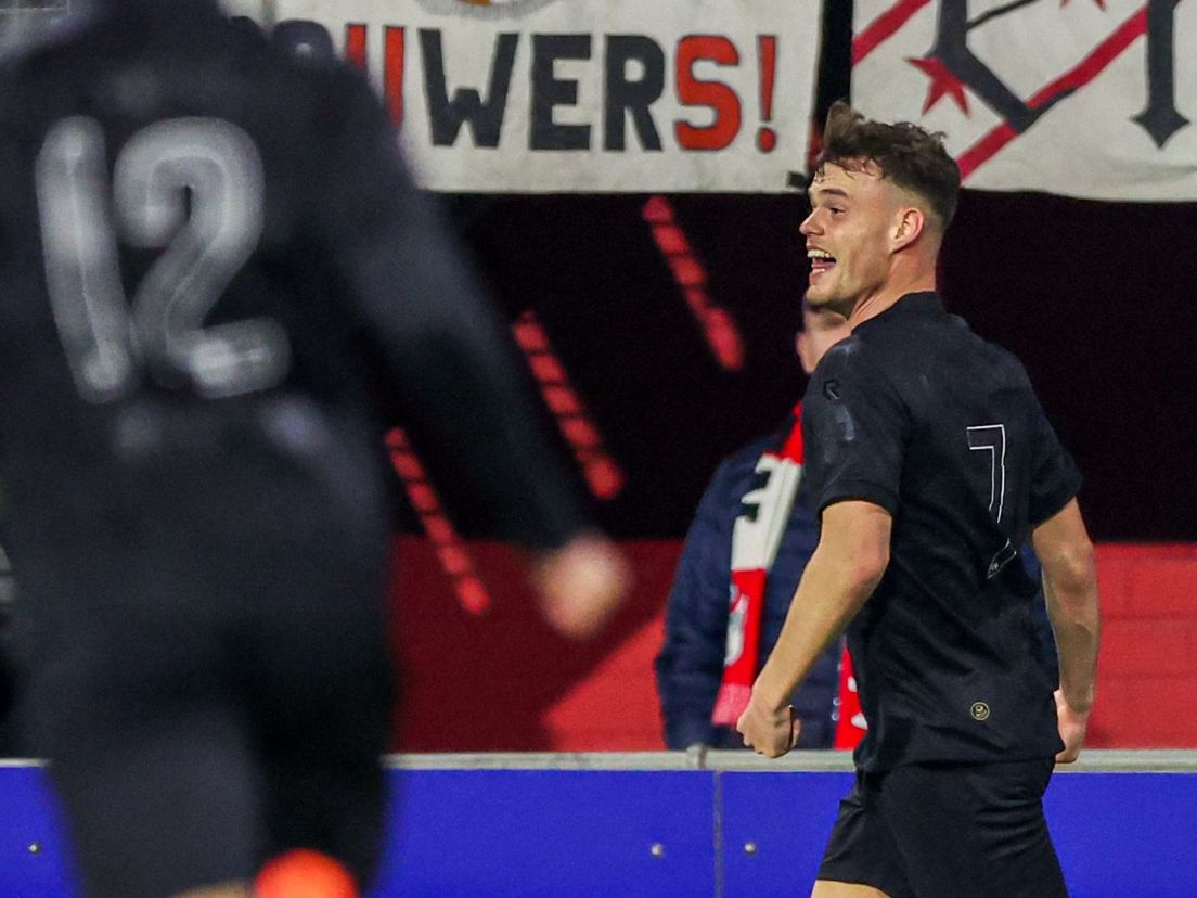 Vito van Crooij is blij na zijn schitterende goal voor Sparta tegen FC Emmen