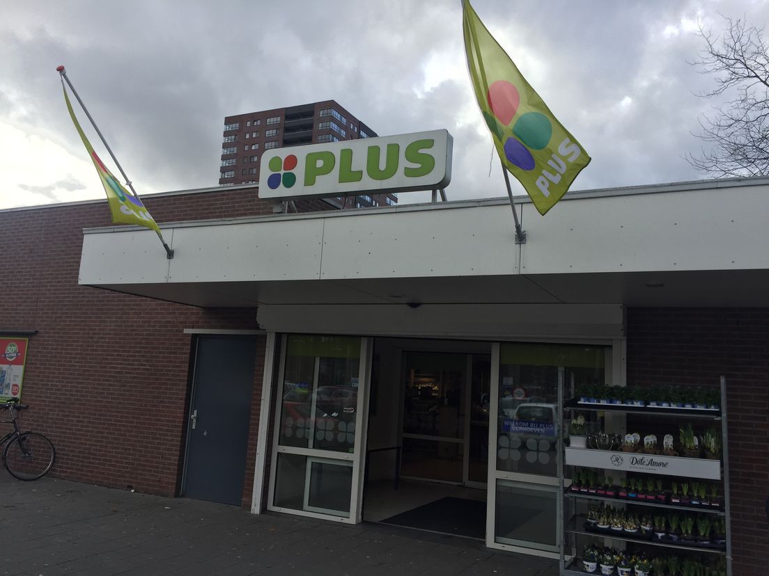 Personeel van de Plus in Ommoord houdt zakkenroller aan