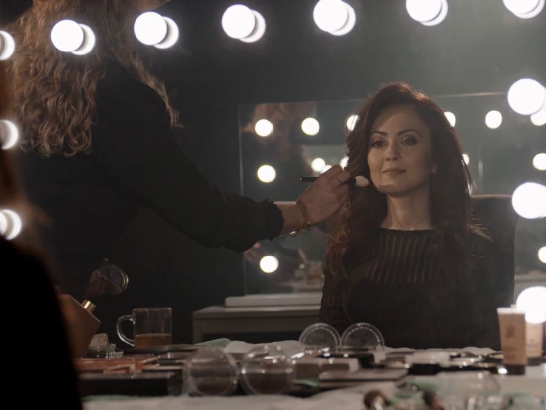 Tahmina Akefi in de visagie-ruimte