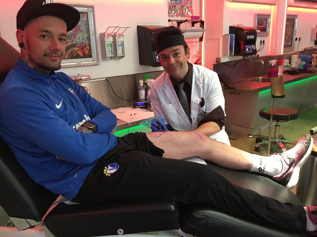 Leonidasverenigingsmanager vakkundig onder handen genomen bij Tattoo Bob