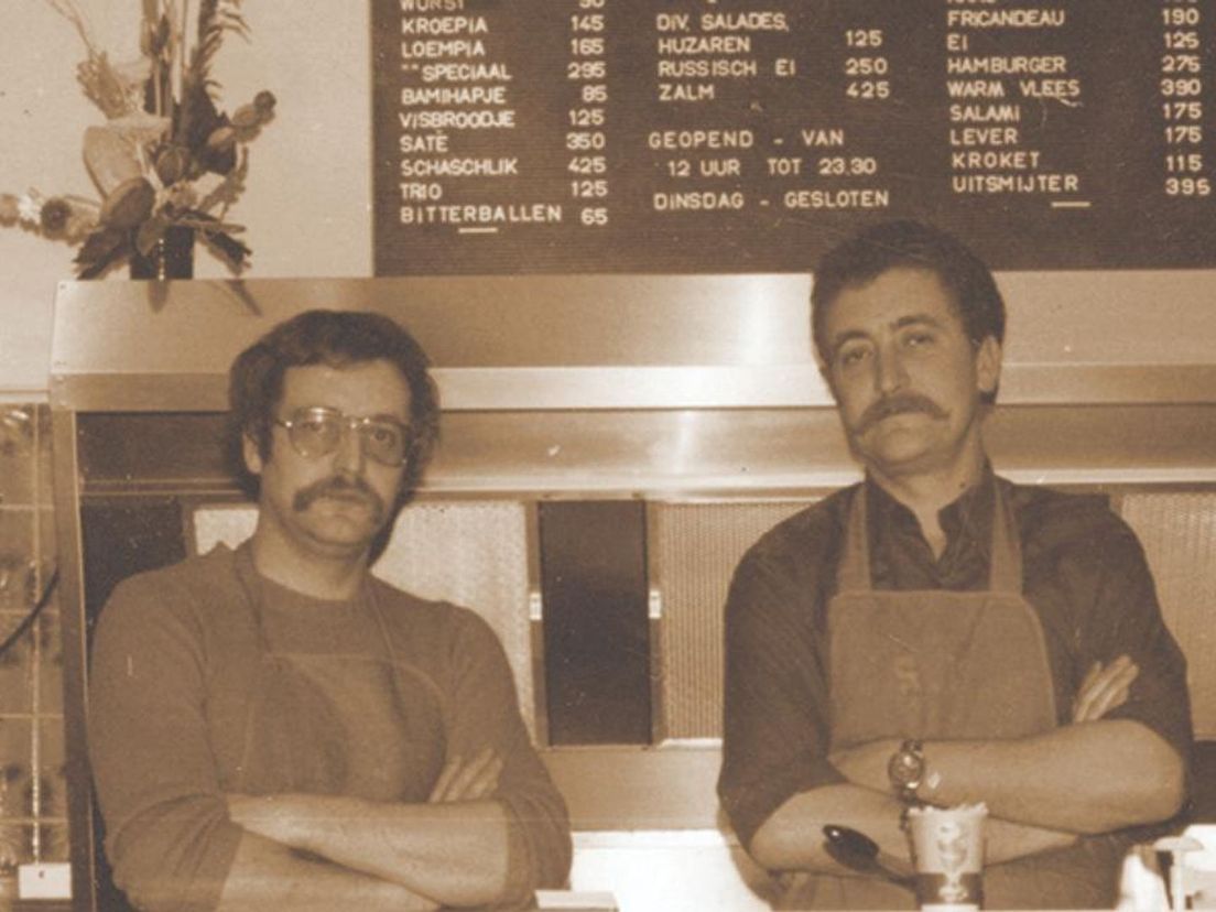 Joop (l) en Pim Verhage (r) in hun snackbar