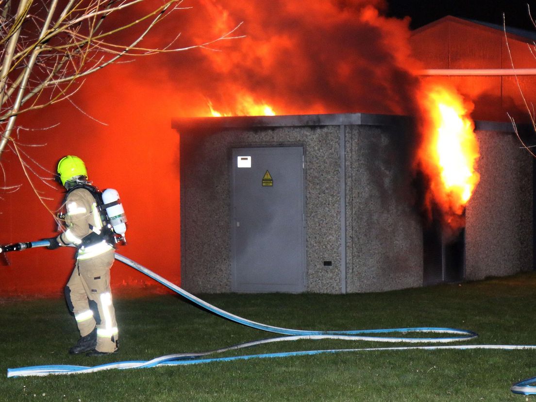 Brand woedt in transformatorhuis Brielle (MediaTV)