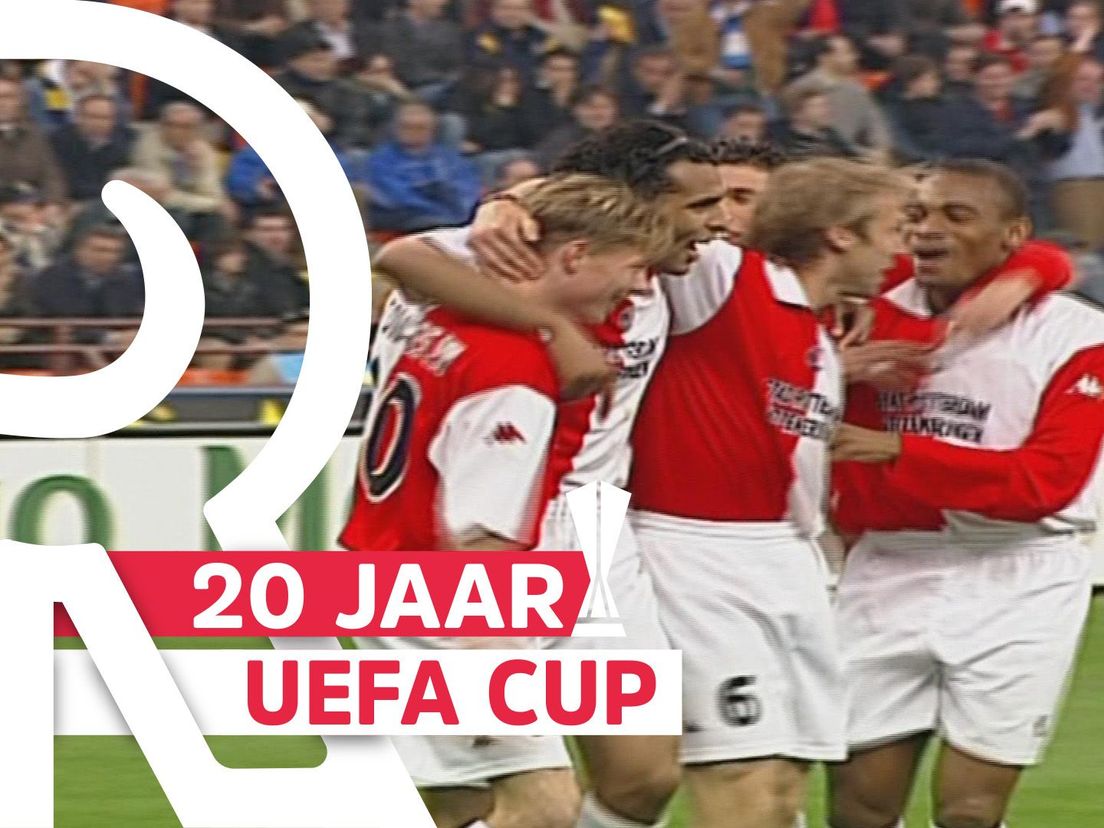 Feyenoord viert het eigen doelpunt van Internazionale in het heenduel van de halve finale van de UEFA Cup van 2001/2002