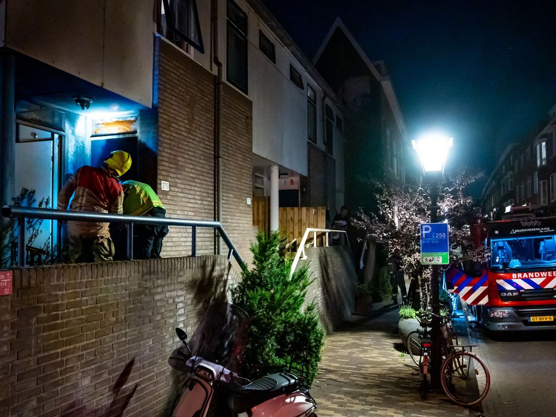De voorgevel van de woning aan de Zuidhoek raakte door de explosie beschadigd
