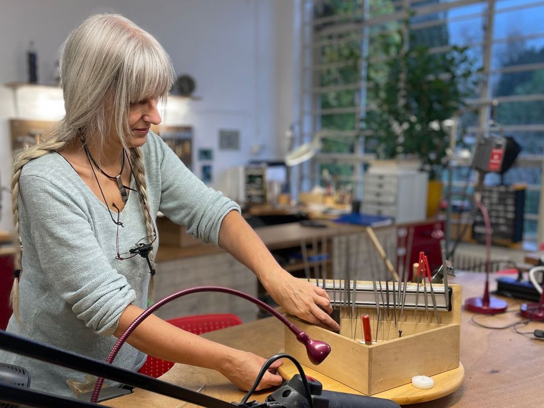 Margriet Moerhout maakt sieraden en is coach in de voormalige tuinbouwschool