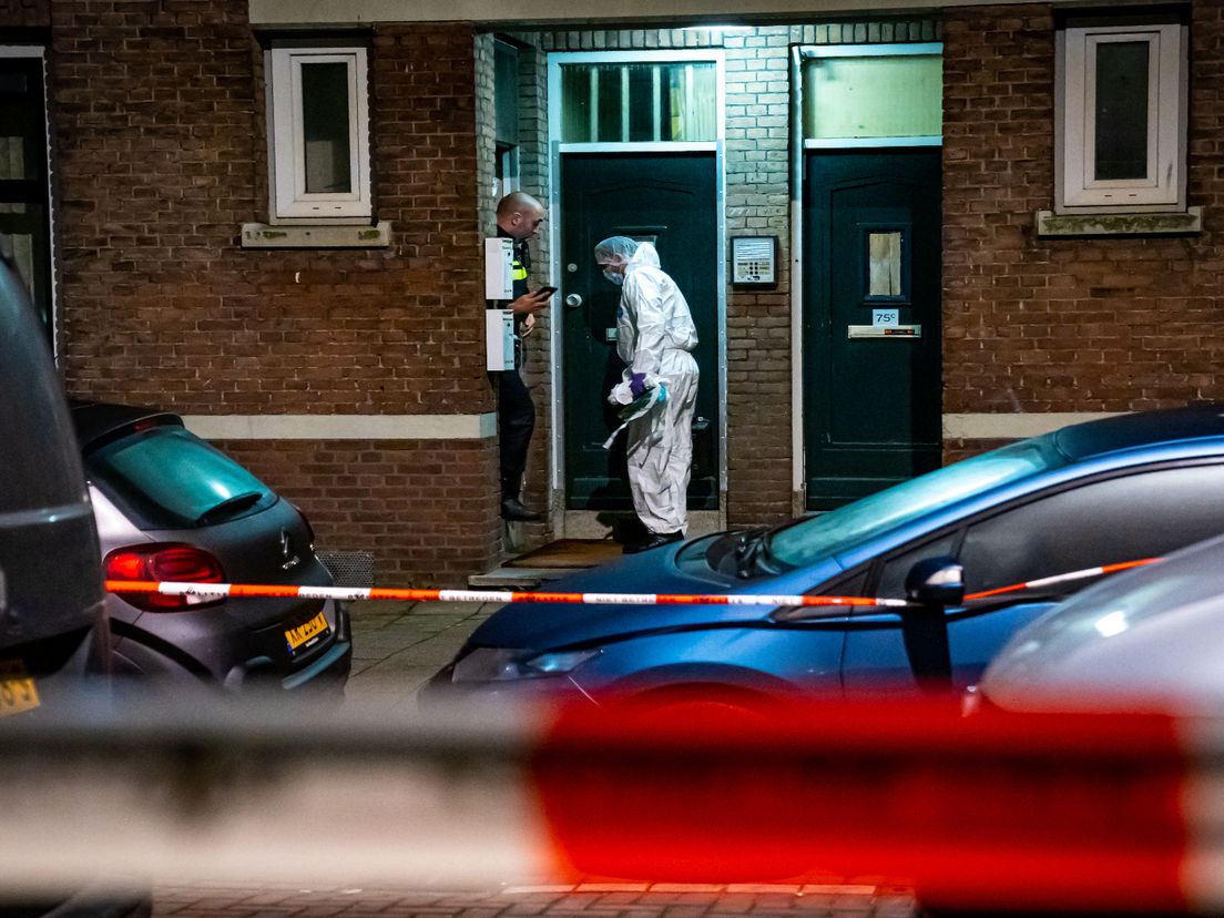 Politie voor de deur van de woning aan de Lange Hilleweg na de dodelijke steekpartij