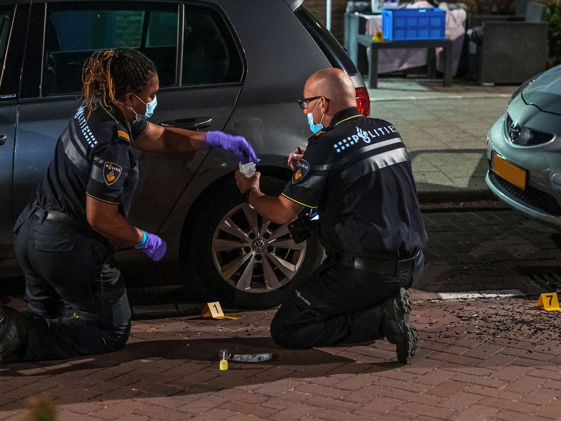 Agenten doen sporenonderzoek aan de Dieze in Rotterdam-Zevenkamp
