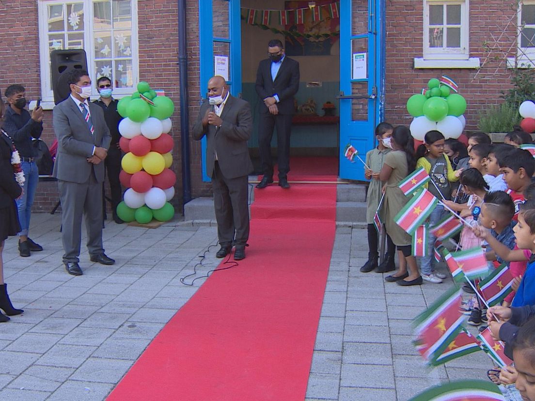 De Surinaamse 'first lady' bezoekt de Rotterdamse basisschool Shri Saraswatie.
