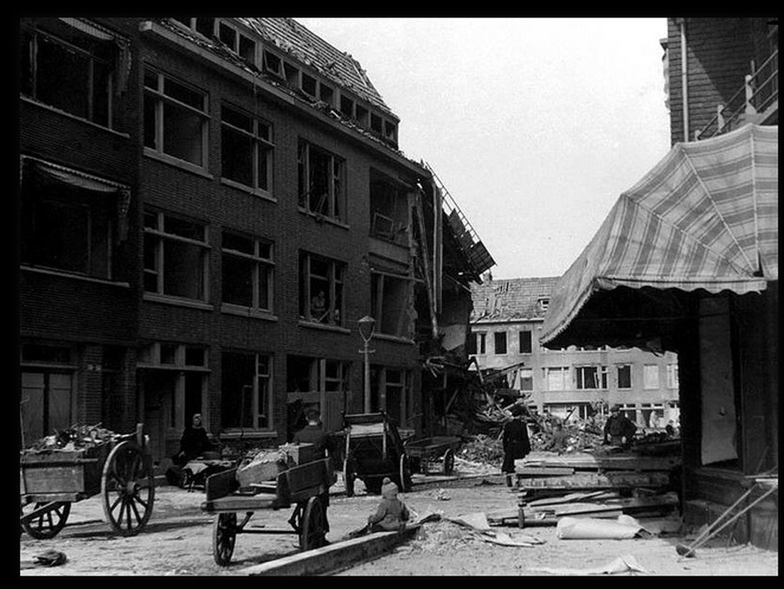 Foto van het bombardement op de Treubstraat en Kerdijkstraat