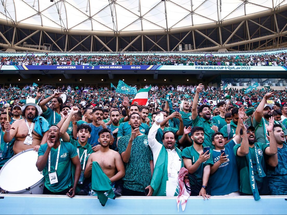 Uitbundige Saudische fans zien hun ploeg winnen van het grote Argentinië