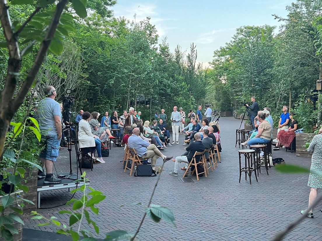 VIDEO: Gemeenteraad Leeuwarden vergadert tussen de bomen