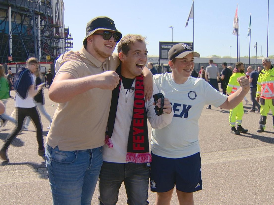 De Argentijnse voetbalcommentator El Bombástico gaat met Feyenoord-supporters op de foto