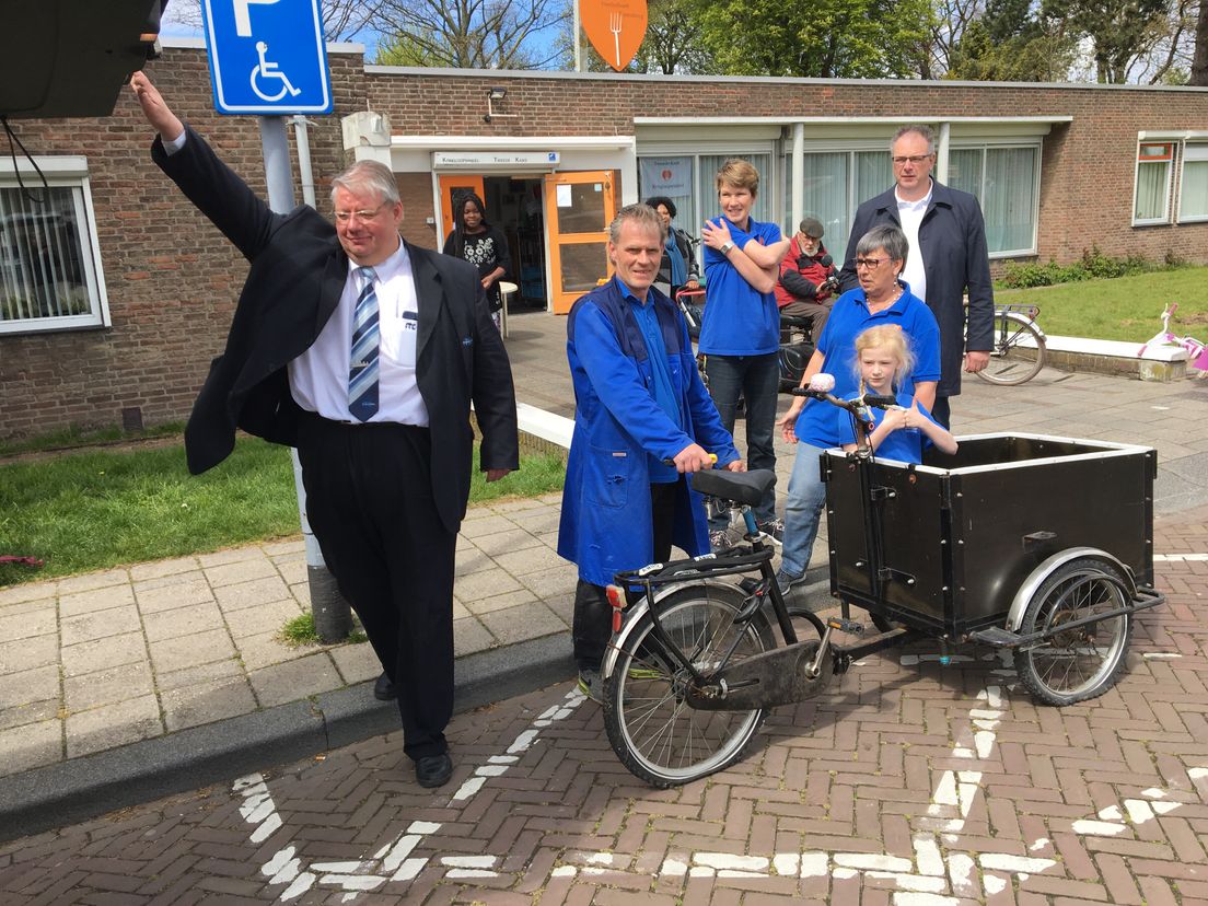 Overdracht Charloisse bakfiets door Charlois gebiedscommissielid Ronald van Tol aan de gedupeerde Rozenburgse Voedselbank- medewerkers
