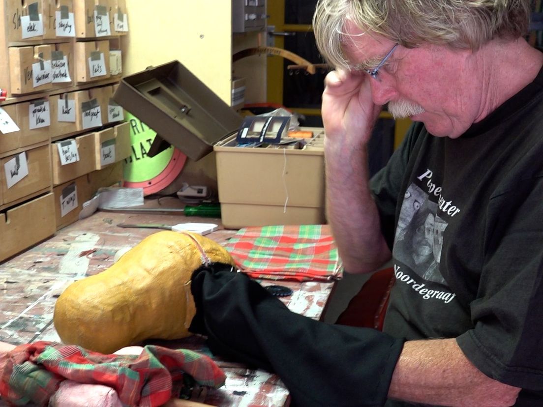 Wim Noordegraaf repareert een van zijn poppen