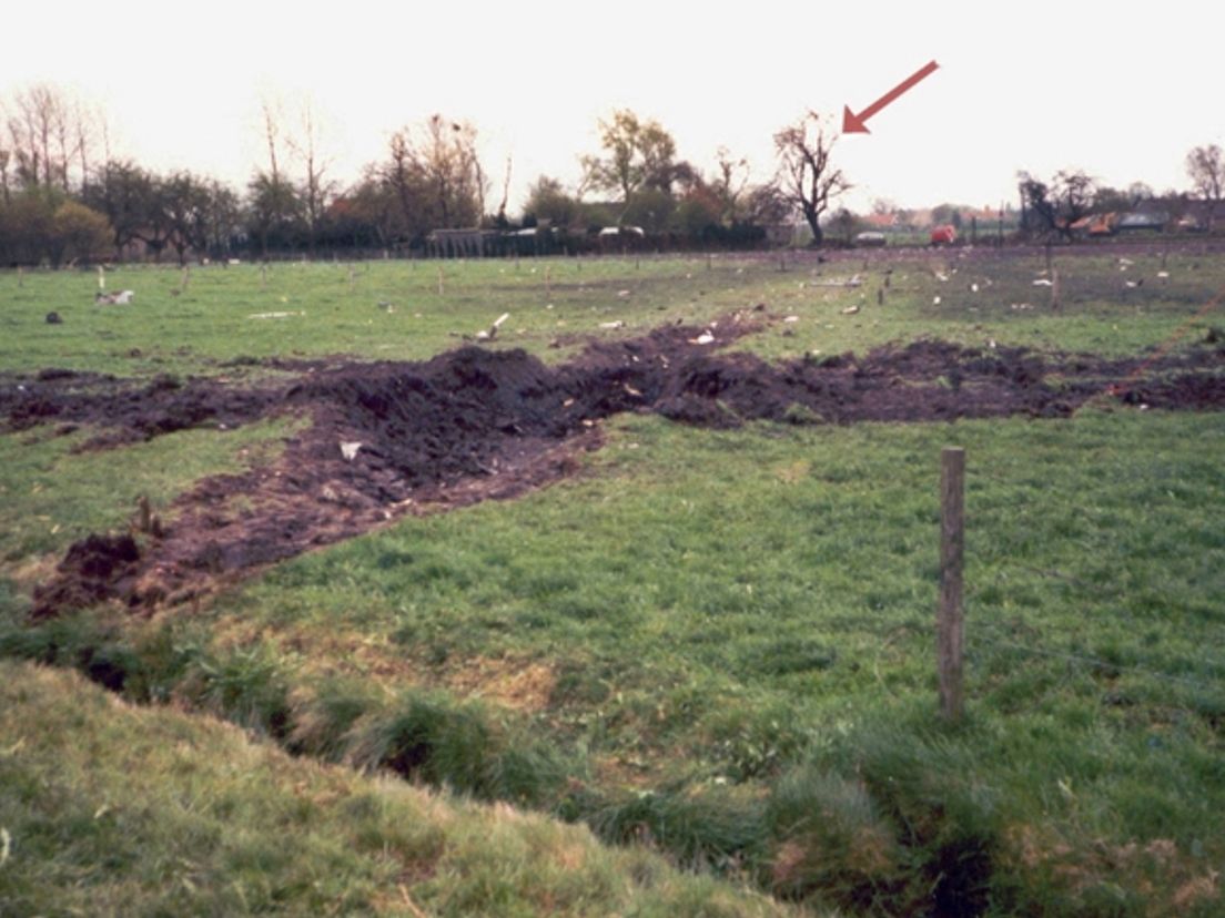 Een van de F-16's slaat tegen de grond en raakt uiteindelijk de boerderij van de familie Benjamins aan de Molenweg in Noordscheschut (Rechten: Koninklijke Luchtmacht)