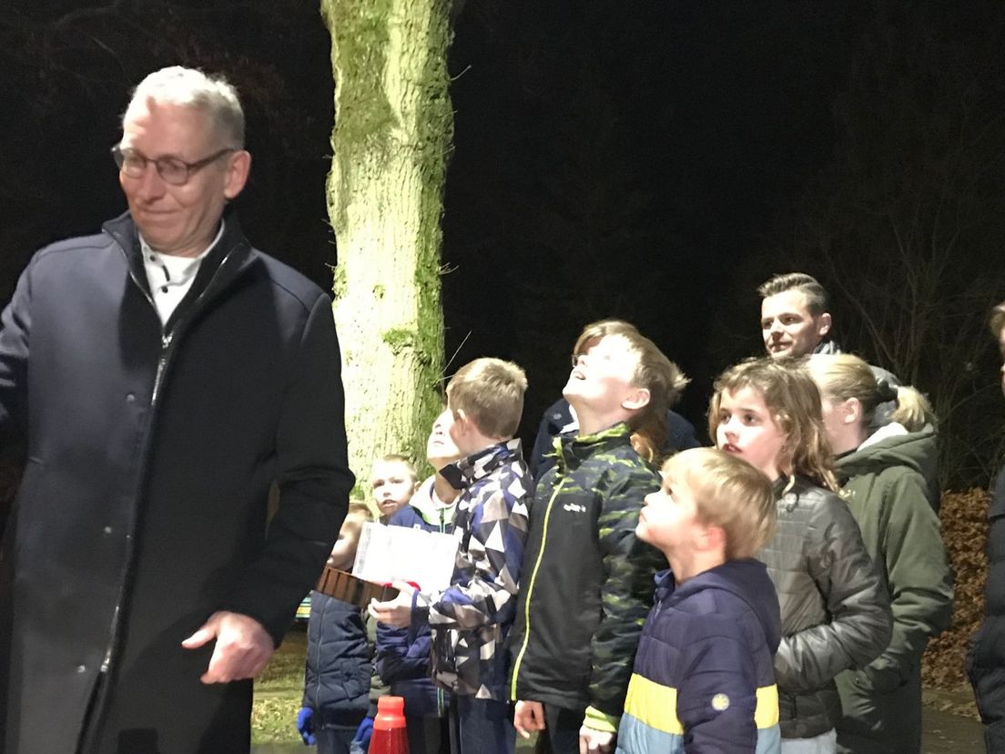 Wethouder Jan Schipper mag de nieuwe lantaarnpaal vandaag officieel laten branden