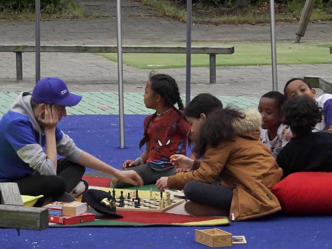 Kinderen schaken op het Van Bijnkershoekplein in Schiebroek