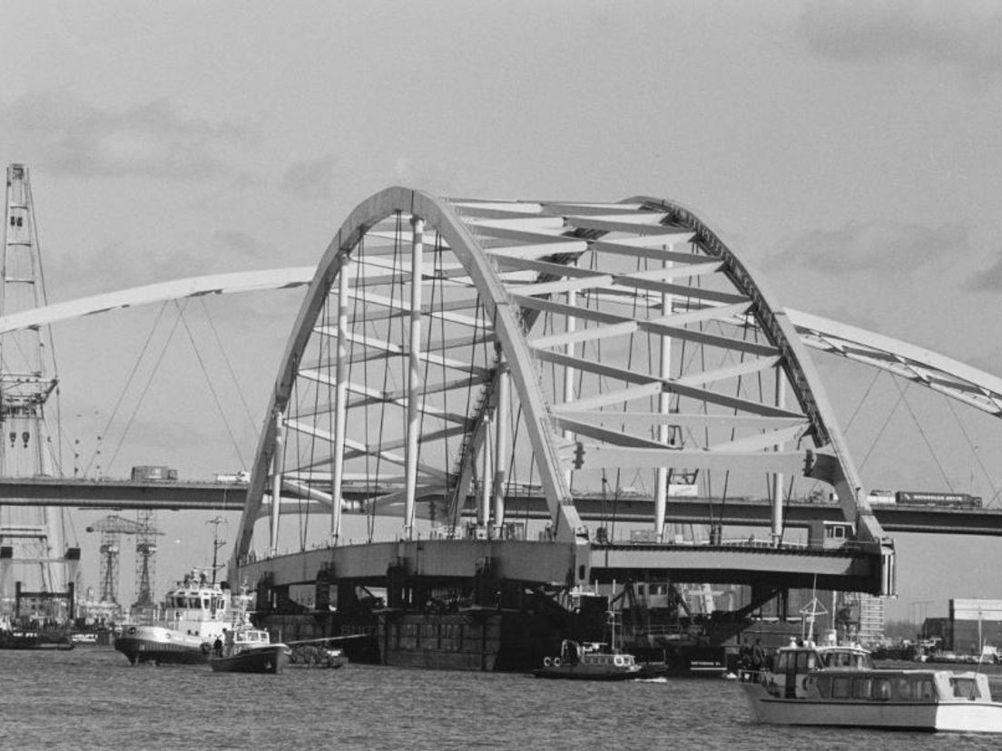 De Van Brienenoordbrug arriveert op de huidige plek.