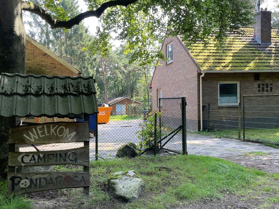 De ingang van de camping in Steenbergen. Als het aan de gemeente ligt, wordt de camping straks een natuurgebied.