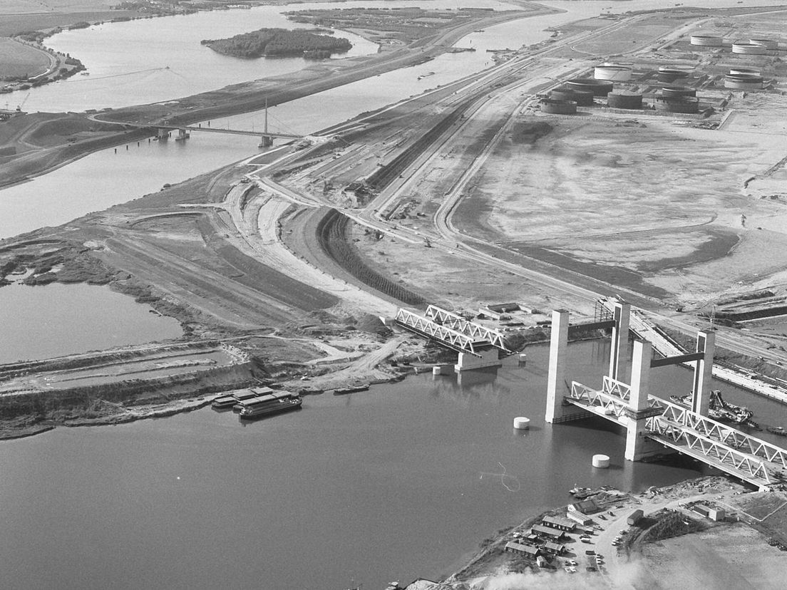 De Calandbrug in aanbouw in 1968.