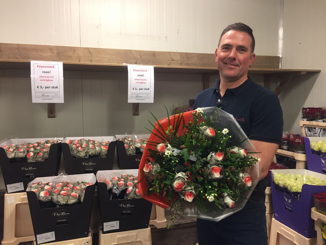 John Scheurkogel met bos Feyenoord-rozen