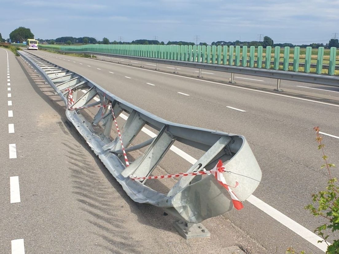 La barrera de seguridad destruida a lo largo de la N217 en Heinenoord