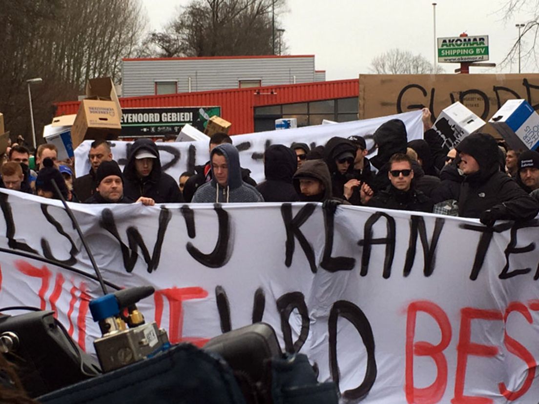 De protestactie van Feyenoord-supporters voorafgaand aan de wedstrijd tegen Roda JC