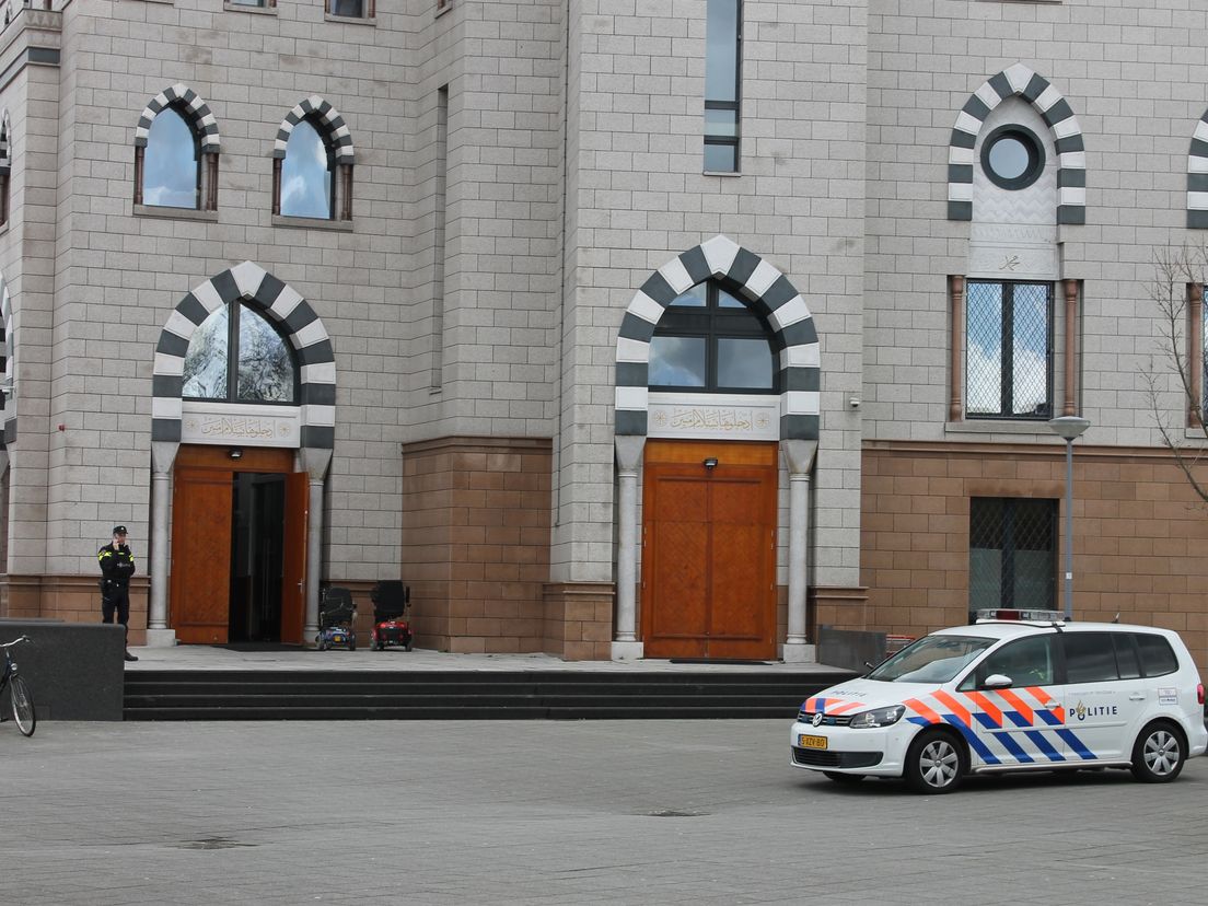 Extra politiebeveiliging bij de moskee op het Vredesplein, Rotterdam (Bron: MediaTV - John Heijstek)