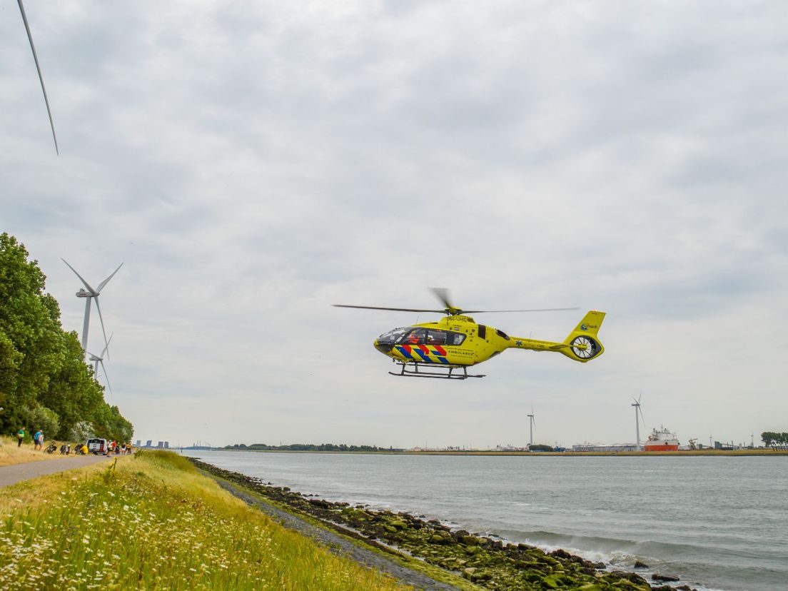 De traumahelikopter wordt ingezet om de gewonde fietsers eerste hulp te verlenen.
