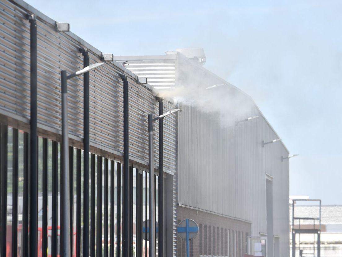 Brandweer al uren bezig om brand in Zwijndrecht te blussen