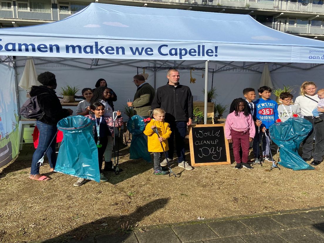 Wethouder afvalinzameling en straatreiniging Sjoerd Geissler loopt samen met buurtbewoners en kinderen van KinderLab Schenkel een opruimrondje op World Cleanup Day