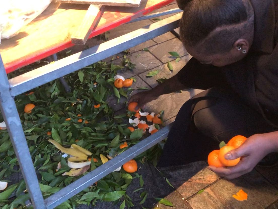 Chef Manuela Tavares vindt mandarijntjes op de grond