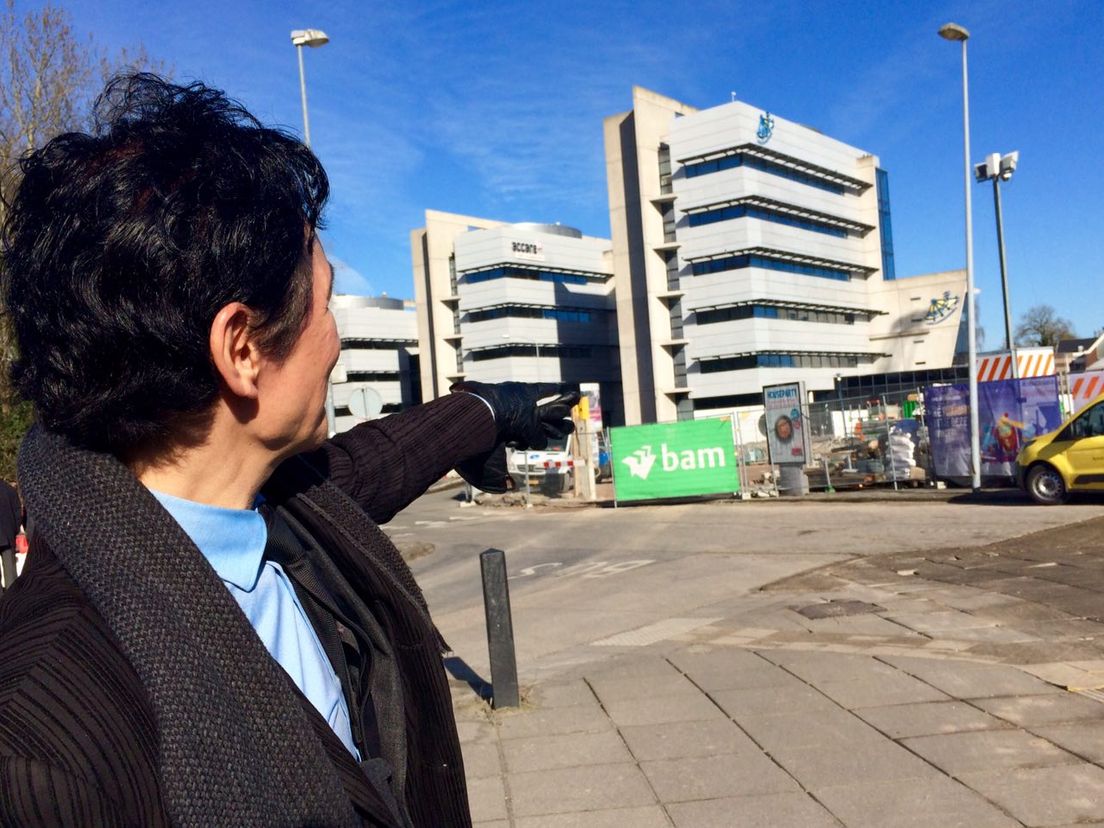 Ontwerper Maurice Nio wijst de plek aan waar Mannes zou komen (Rechten: Marjolein Knol / RTV Drenthe)