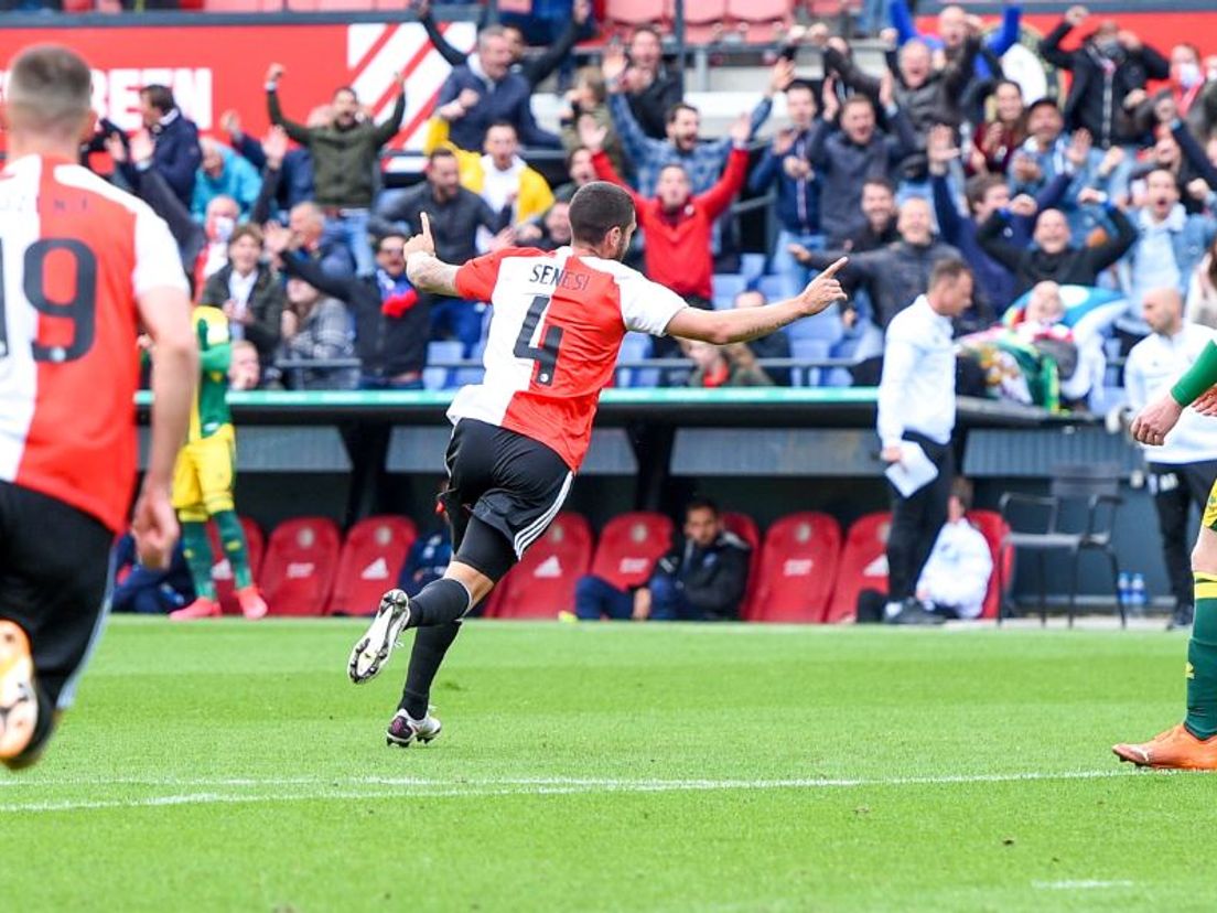 Marcos Senesi viert zijn fenomenale 2-1 tegen ADO Den Haag. (VK Sportphoto - Yannick Verhoeven)