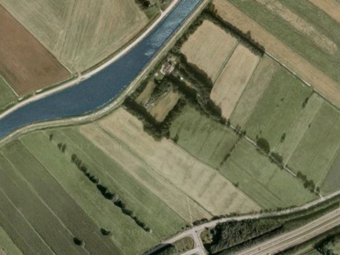 De verhuurde boerderij van de familie Karst in Zuidwolde waar een drugslab is opgerold (Rechten: Google Maps)
