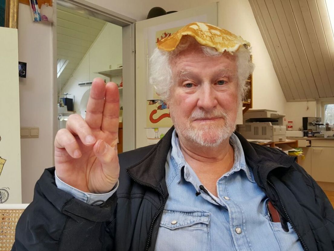 Striptekenaar Jan Kruis met een pannenkoek op zijn hoofd (Rechten: archief RTV Drenthe)