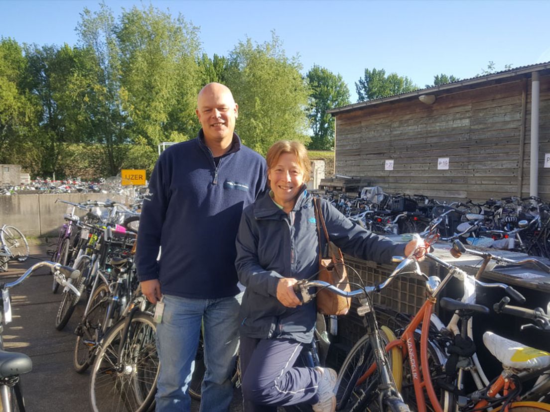 Maarten Kolen van het fietspunt hielp een vrouw uit Hillegersberg weer aan haar fiets