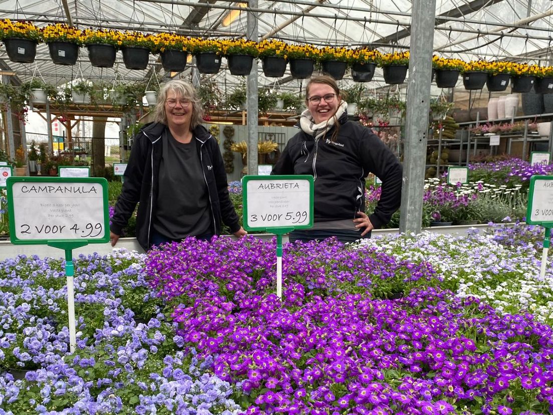 Annemarie en Annemarieke werken samen op de buitenafdeling van de tuincentrum
