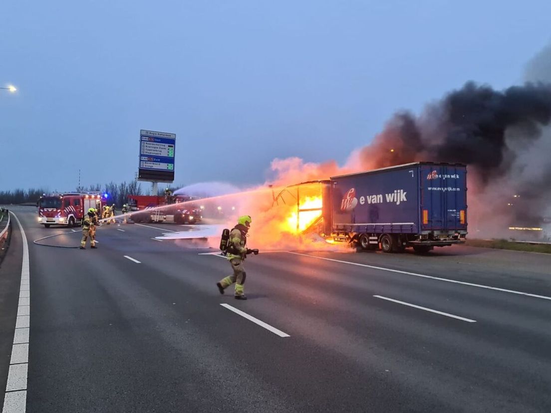 De brandweer is met zeven wagens uitgerukt naar de plek waar de vrachtwagen in brand vloog