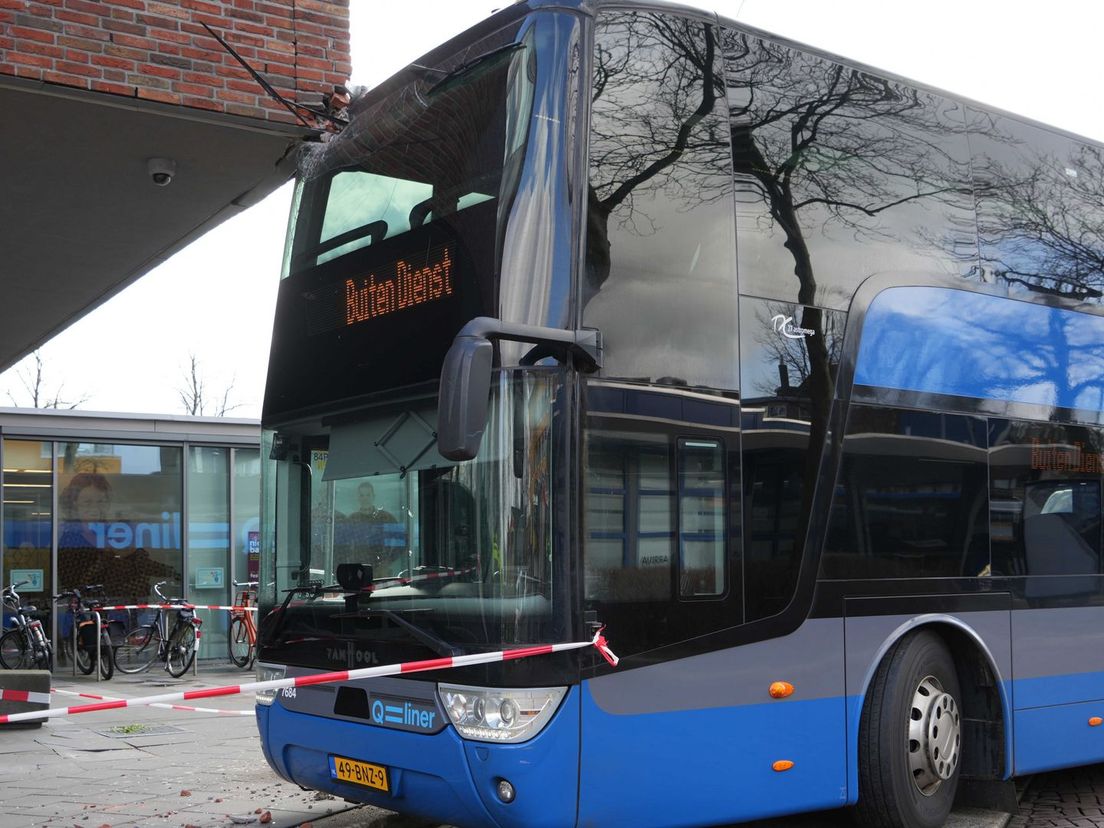 Bus rijdt tegen gebouw op Stationsplein in Emmen