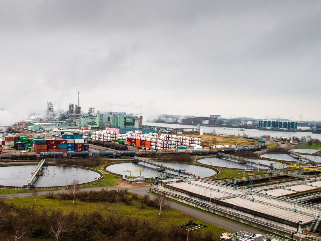 De chemische industrie van Dordrecht, bezien vanaf het dak van afvalverwerker HVC