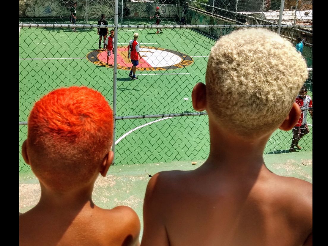 Haar in rood-wit: uitkijken over het veld van Feyenoord voetbalclub in Rio de Janeiro