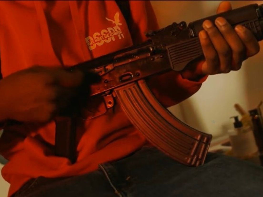 Een beeld uit de video's waarin de wapens worden getoond.