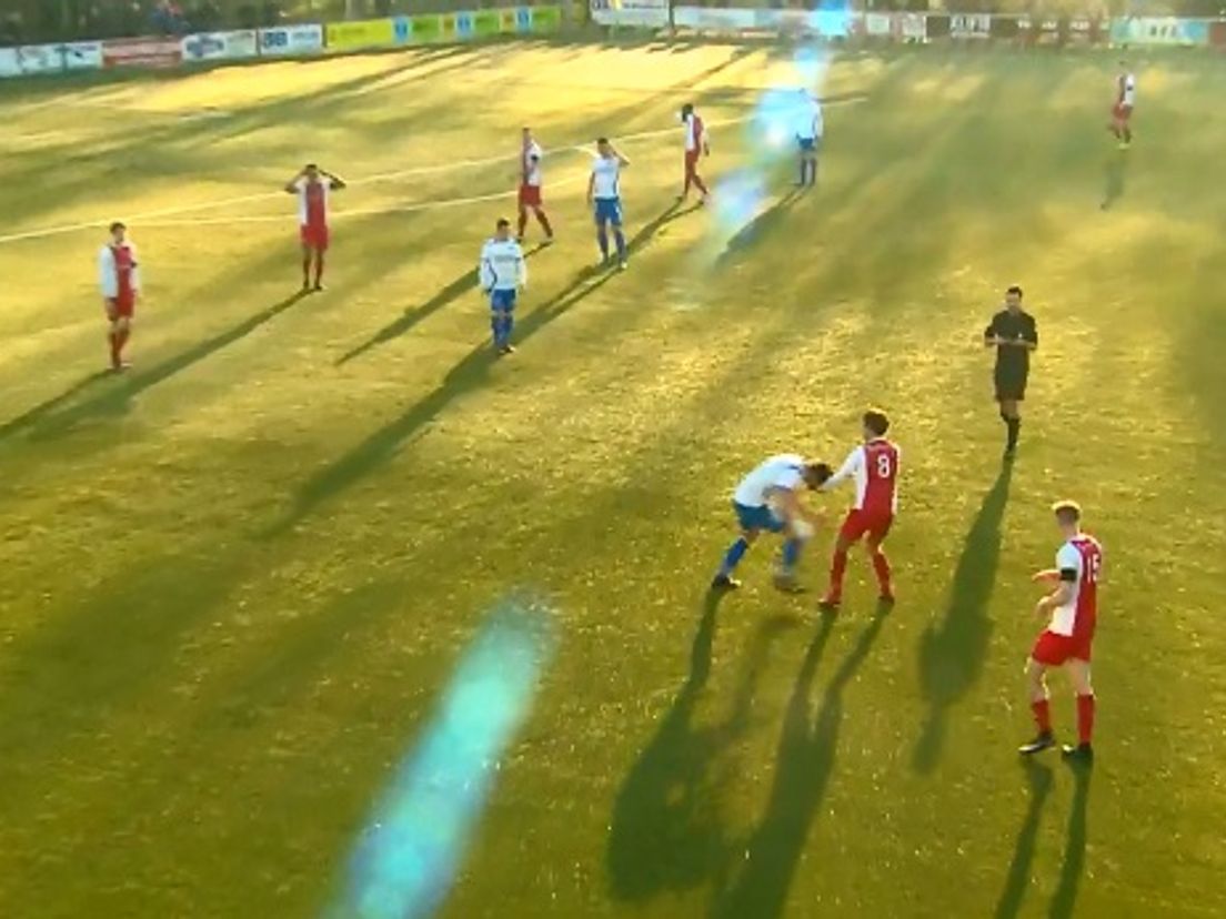 Urk-speler Klaas Kramer gaat met zijn hoofd af op Lorenzo Valente van HZVV